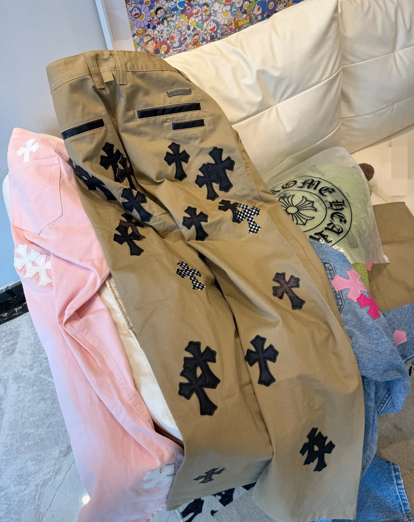 P280 Style number: D310 🔥Chrome Hearts khaki patch leather jeans Size: s-XXL (28 30 32 34 36) Color: Khaki Size reference 28 pants length 100 waist 72 30 pants length 101 waist 76 32 pants length 103 waist 80 34 pants length 104 waist 84 36 pants length 106 waist 88